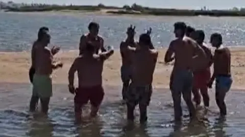 Manuel Carrasco cantando junto a sus amigos en una playa de Isla Cristina. Foto: El Mar de Isla Cristina