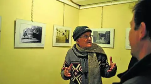 Pastor Cornejo, creador de esta c&aacute;mara, durante una exposici&oacute;n