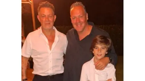 Mart&iacute;n S&aacute;nchez y su padre junto a Alejandro Sanz. Foto: @martinsanchez.oficial