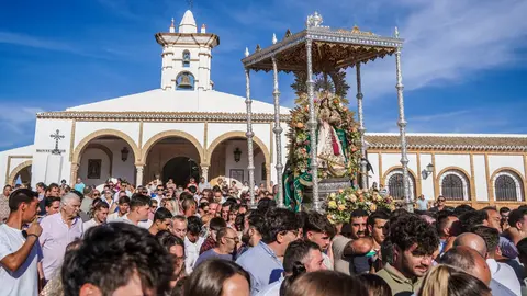 Moguer acompa&ntilde;&oacute; ayer a su Patrona en su recorrido desde la ermita a la parroquia