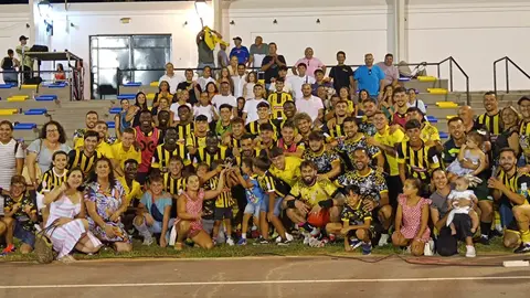 La plantilla del San Roque celebra junto a los suyos el Trofeo Platero. Fuente: Twiitter San Roque de Lepe