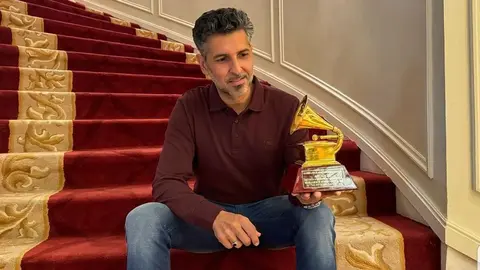 El cantaor onubense junto a uno de sus Latin Grammys. Fuente: Instagram de &Aacute;rcangel