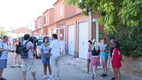 Periodistas en el lugar donde estaba el detenido con su padre