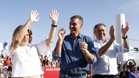 Pedro S&aacute;nchez junto a Teresa Ribera y Juan Espadas durante un acto en la campa&ntilde;a de las europeas. Fuente: PSOE-A.