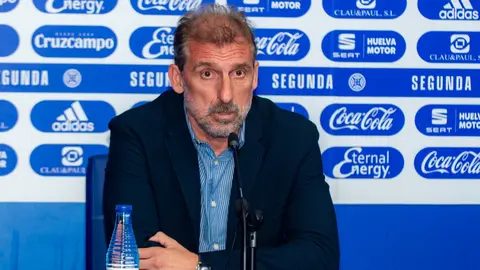 &Oacute;scar Arias durante su presentaci&oacute;n con el Decano. Fuente: Twitter Recreativo de Huelva
