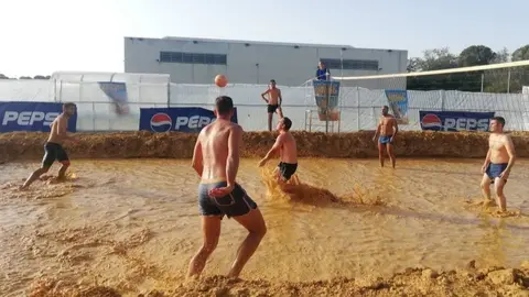 Foto de archivo del Campeonato de Voley Barro en Lucena del Puerto