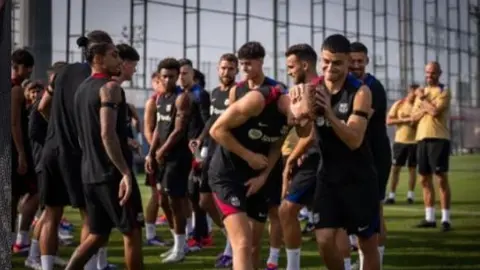 Los jugadores del Bar&ccedil;a le hacen a Ferm&iacute;n el t&iacute;pico pasillo de collejas de recibimiento. Fuente: Instagram de Pedri Gonz&aacute;lez