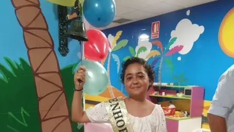 Paula tocando la campana. Fuente: @siguenadandodory