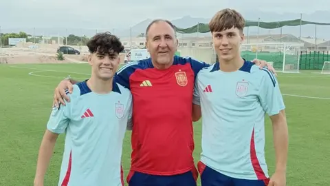 Iv&aacute;n Corralejo, Nicol&aacute;s Sainz y Davinchi en la concentraci&oacute;n de la sub18. Fuente: Twitter F&uacute;tbol Onubense
