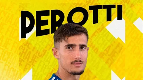 Perotti firma por el San Roque de Lepe. Fuente: Twitter San Roque de Lepe