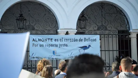 Concentraci&oacute;n por los Fondos de Do&ntilde;ana. Fuente: Ayuntamiento de Almonte.