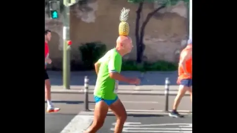Deportista con una pi&ntilde;a en la cabeza