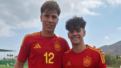 Davinchi junto al otro onubense del equipo sub18, Iv&aacute;n Corralejo. Fuente: Instagram de Davinchi