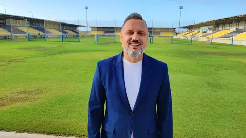 Manolo Santana, director deportivo del San Roque en el Estadio Ciudad de Lepe. Fuente: Jos&eacute; A. Su&aacute;rez | Radio Ol&eacute;