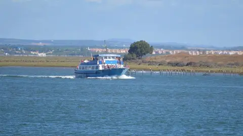 La Canoa de Punta Umbr&iacute;a por la r&iacute;a