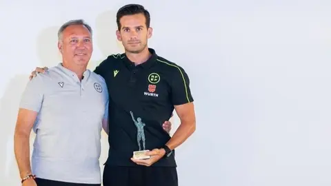 Alejandro Quintero junto al Presidente del CTA, Medina Cantalejo, tras recibir el Premio como Mejor &Aacute;rbitro de Segunda Divisi&oacute;n en la 23/24. Fuente: Twitter RFAF