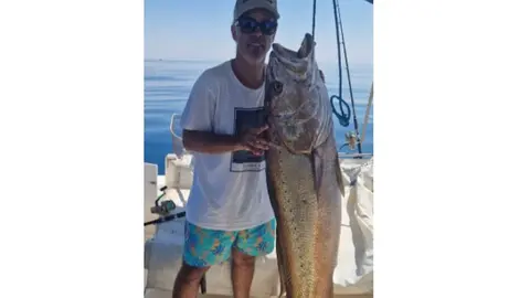 Corvina capturada en Isla Cristina. Foto: Pesca Huelva