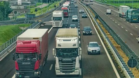Oferta de empleo de conductor de transporte internacional. Imagen de Sabine en Pixabay