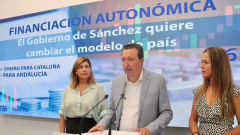 Gonz&aacute;lez que ha estado acompa&ntilde;ado de la secretaria general del PP de Hueva, Berta Centeno y la diputada nacional, Bella Verano.