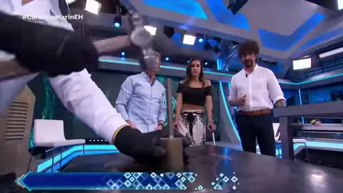 Experimento de Eva La&iacute;n de crear oro de un martillazo en El Hormiguero