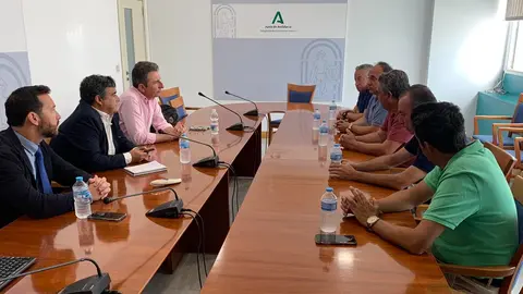Encuentro mantenido entre los representantes de la Junta de Andaluc&iacute;a y el nuevo comisionado con el sector. Fuente: Delegaci&oacute;n de la Junta en Huelva.