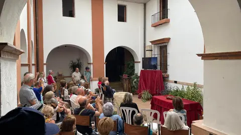 Turistas en la hist&oacute;rica Casa de la Cultura del municipio. Fuente: Ayuntamiento de Niebla.