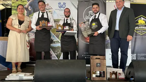 Presidente y alcaldesa con los premiados