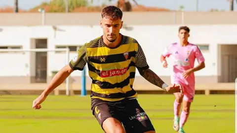 Juan Mari, jugador del San Roque de Lepe, durante el Trofeo de la Bella de este verano contra el Recreativo de Huelva. Fuente: Instagram de Juan Mari