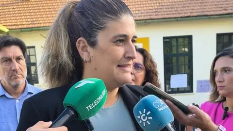 La alcaldesa de Riotinto, Roc&iacute;o D&iacute;az, ante los medios