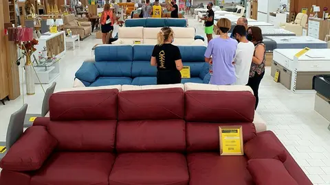 Una tienda de muebles busca vendedores en Huelva
