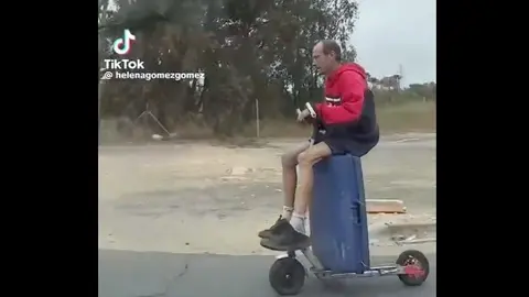 Hombre viaja montado en una maleta