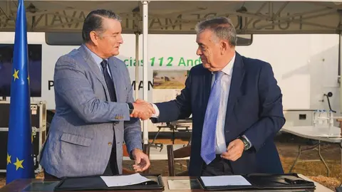Antonio Sanz y Paco Bella firmando el convenio del Cecopi
