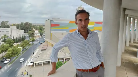 Pereda L&oacute;pez con una panor&aacute;mica de Huelva al fondo