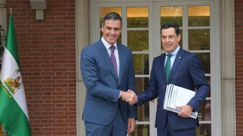 Encuentro mantenido entre S&aacute;nchez y Moreno este viernes. Fuente: Junta de Andaluc&iacute;a.