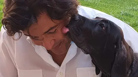 Charlotte junto a su due&ntilde;o. Fuente: Redes sociales del Ayuntamiento de Almonte.