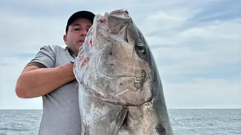 Pez de 60 kilos capturado en Mazag&oacute;n
