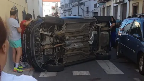 El coche qued&oacute; volcado en la calle Arnau de Isla Cristina