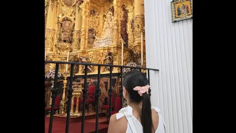 Carolina Mar&iacute;n visita a la Virgen del Roc&iacute;o. Fuente: Redes sociales de Mar&iacute;n.