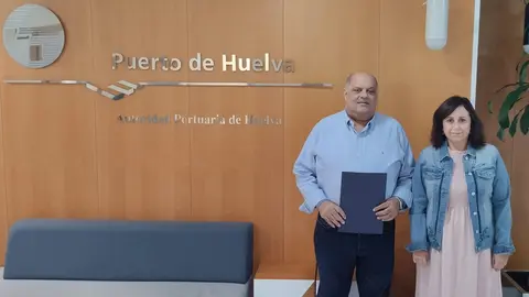 El Director Territorial en Andaluc&iacute;a, D. Juan Manuel Reyes Campos junto con D&ntilde;a. Cristina Rosal Le&oacute;n, Coordinadora Provincial de la FSG en Huelva.