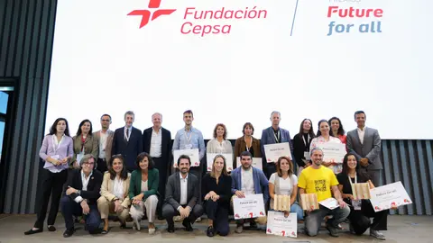 Maarten Wetselaar y Bettina Karsch, presidente y vicepresidenta de Fundaci&oacute;n Cepsa con los premiados