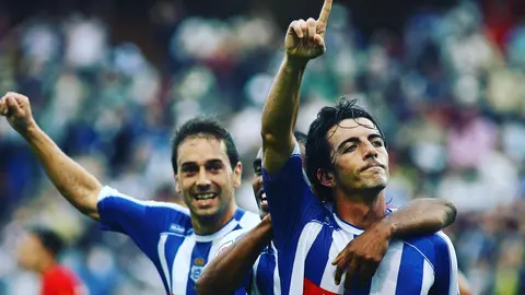 Javi Guerrero celebra uno de sus goles durante su etapa en el Recre junto a Aitor Tornavaca. Fuente: Javi Guerrero