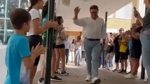 Emotiva despedida a un profesor en el IES Diego Angulo de Valverde del Camino