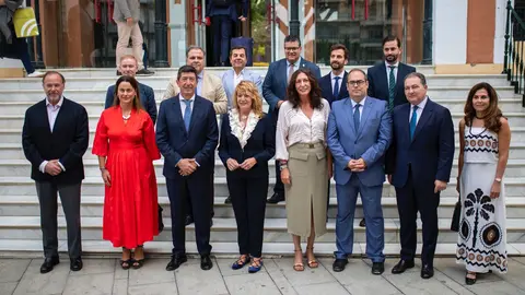 Autoridades a las puertas de la Casa Col&oacute;n