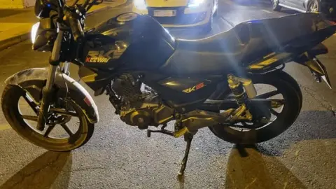 Moto robada que conduc&iacute;a el detenido. Foto: Polic&iacute;a Local de Huelva