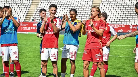 Los jugadores del conjunto pimentonero saludan a su afici&oacute;n, despu&eacute;s de un duelo de este curso. Fuente: Twitter Real Murcia