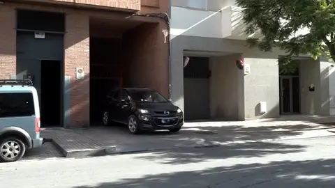 Coche saliendo de un garaje