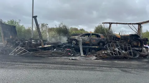 As&iacute; ha quedado el remolque del cami&oacute;n incendiado. Foto: J.S.