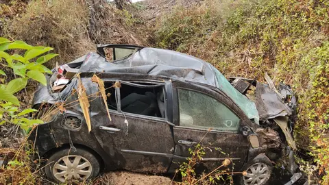 As&iacute; qued&oacute; el coche tras caer por el barranco
