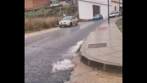 El agua de la lluvia bajando por una calle de Lucena del Puerto