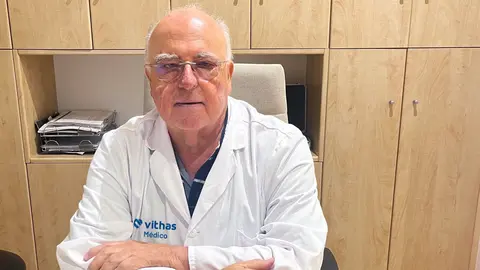 Dr. Angel Cilveti, jefe del servicio de oftalmolog&iacute;a de Vithas Xanit Estepona